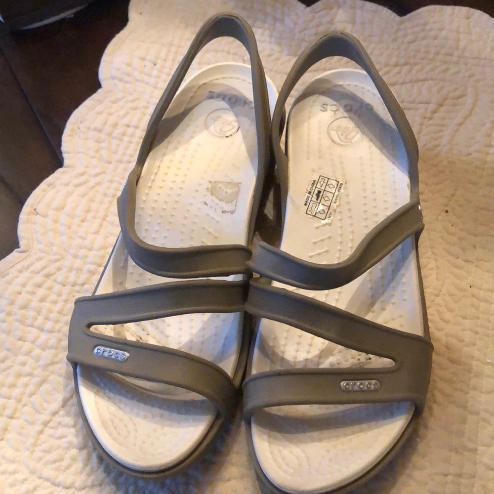 🐊CROCS low wedge front ✌️peace sign V, strap front and back sandals